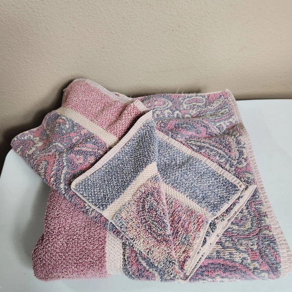 Royal Velvet by Fieldcrest Pink/Gray Paisley Bath Towel/Hand Towel Set - Picture 1 of 8